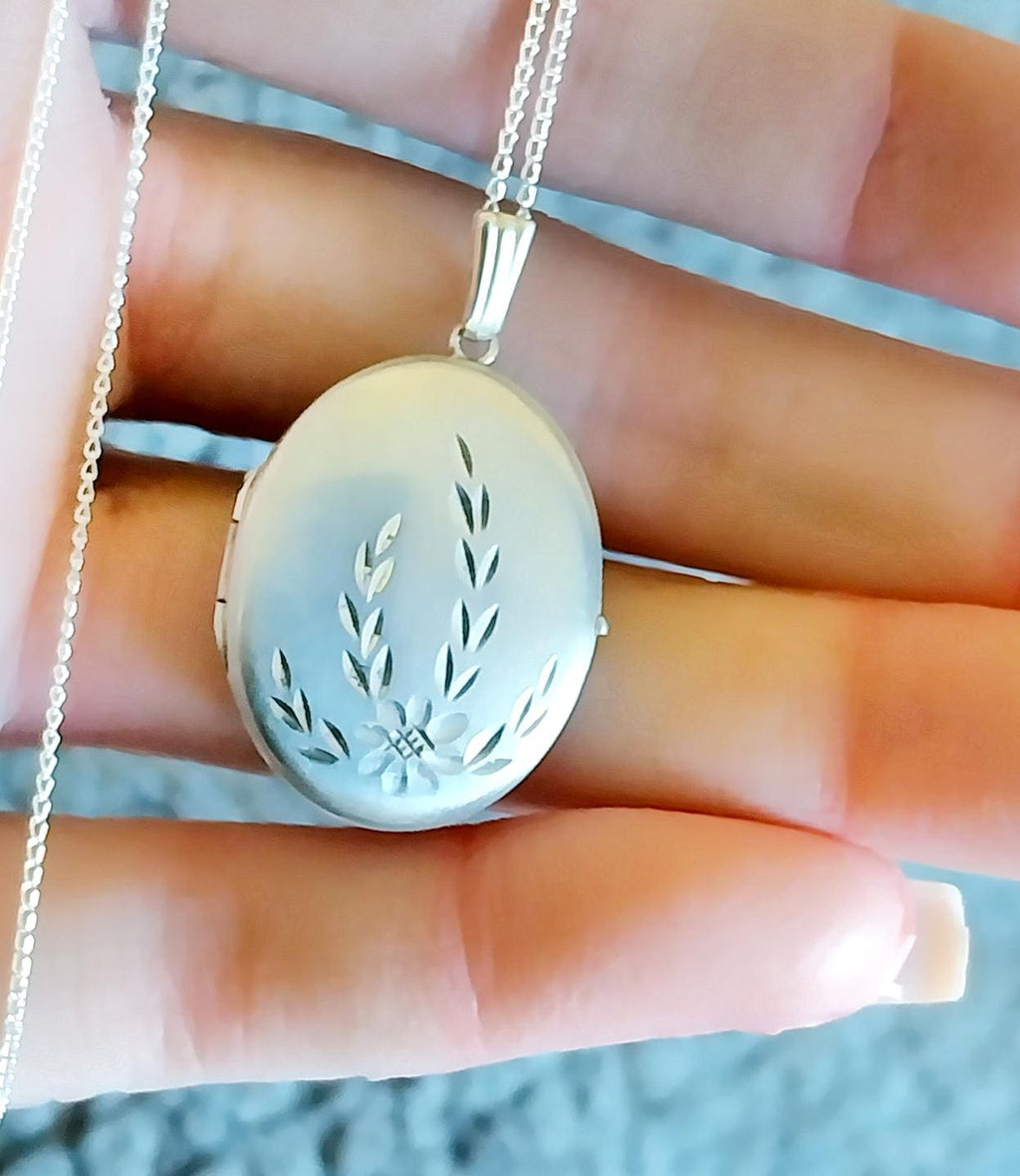 Vintage STERLING SILVER Oval LOCKET -Etched Flower with 18" Chain - 4.1g
