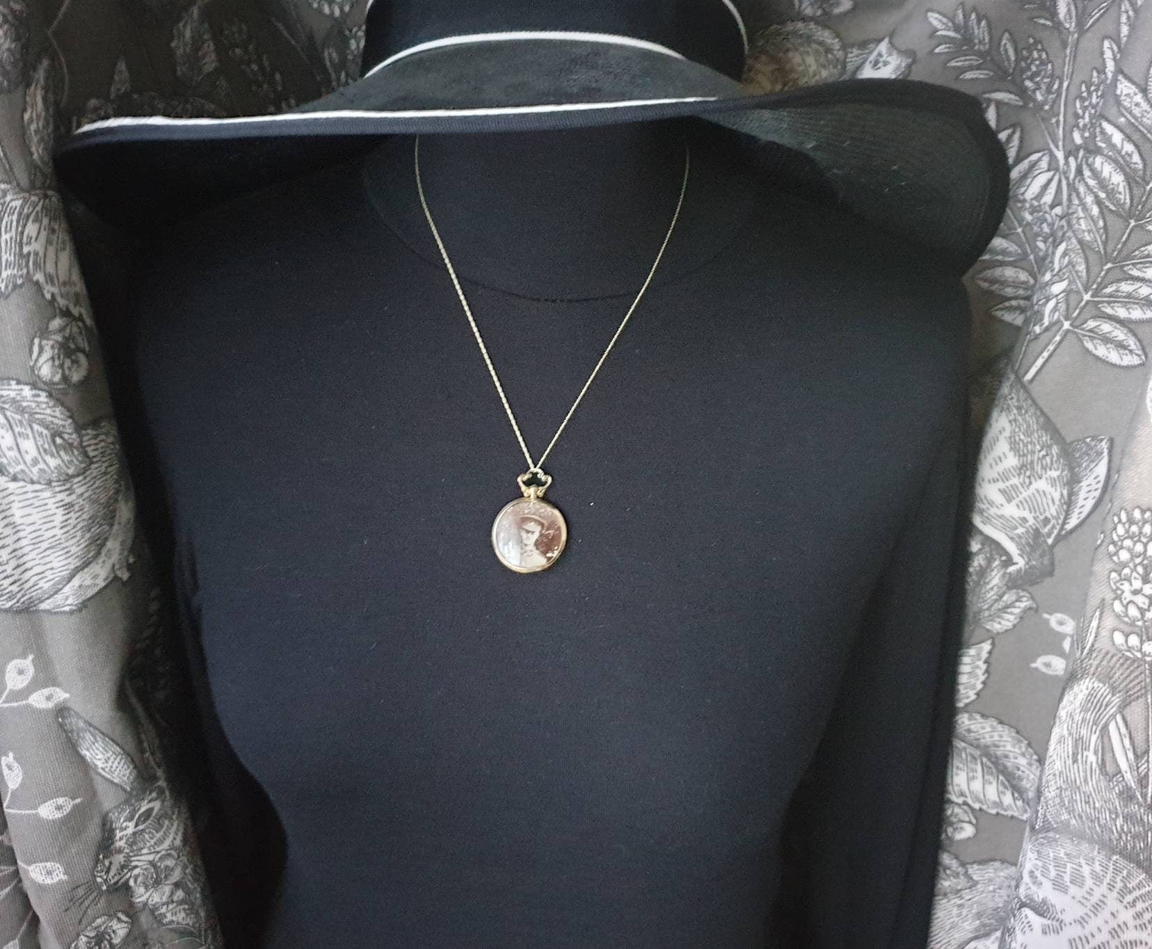 Victorian 9ct Gold Photo Locket Fob / Pendant on 20" chain - Circa 1887  - 4.2g