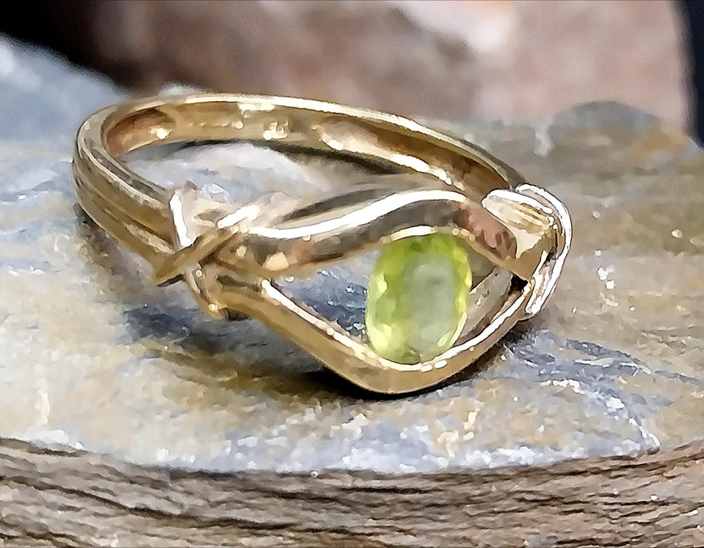 9ct GOLD Green Peridot Gemstone Ring - Size uk N (6.5) - 2.3g