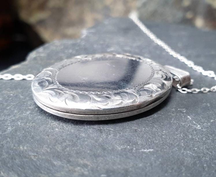 Vintage SILVER OVAL LOCKET c 1978- Scroll Border 20" Chain - 7g