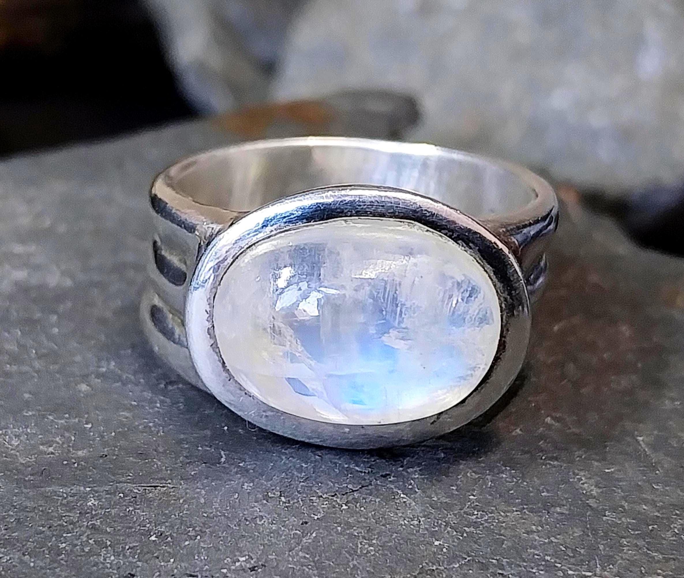 Large Vintage SILVER MOONSTONE RING - Ethereal - uk size O (7) - 10.6g