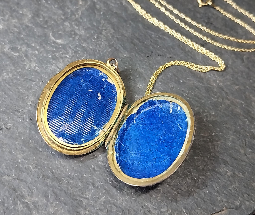Antique 9ct Gold Oval LOCKET - Ivy Leaf design on 20" Chain - 5.4g