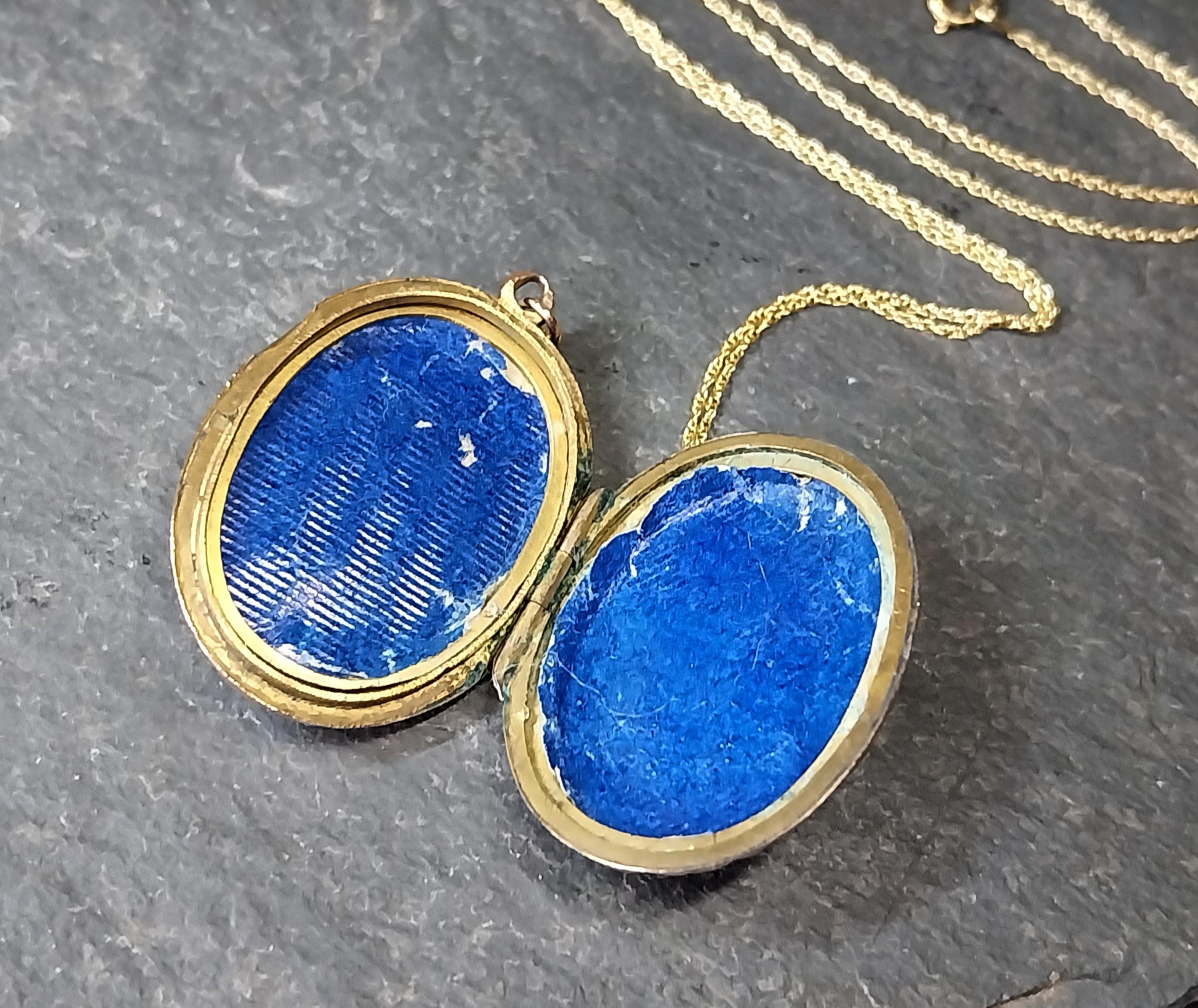 Antique 9ct Gold Oval LOCKET - Ivy Leaf design on 20" Chain - 5.4g