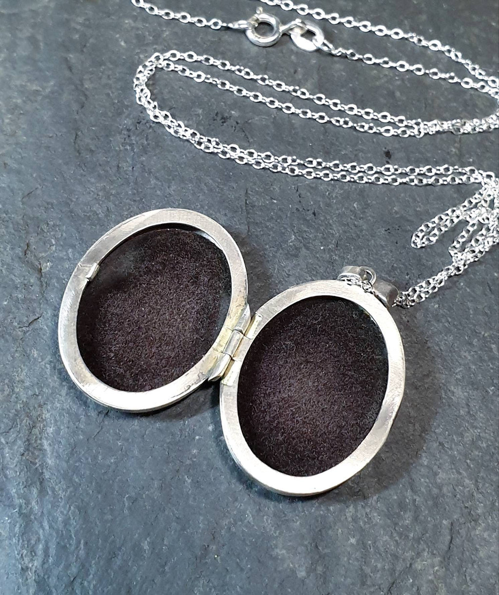 Vintage OVAL SILVER LOCKET - Fauna Pattern with 20" Chain - 6g