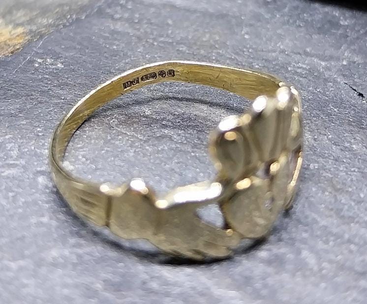 9ct Gold CELTIC CLADDAGH Ring with Diamond - UK Size O (7.5) - 2.2g