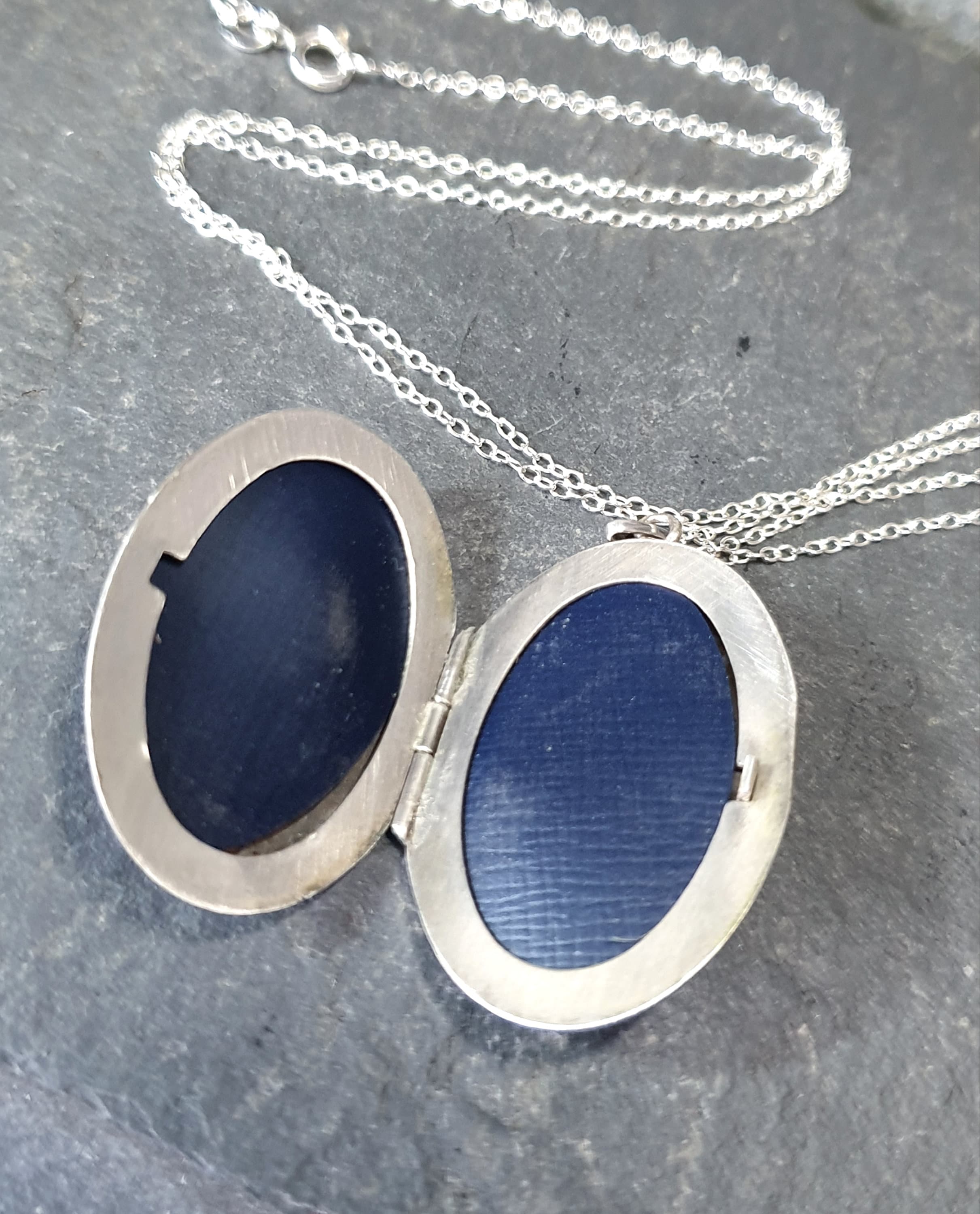 Vtg STERLING SILVER Oval Locket Necklace - with 20" Chain - 8.1g