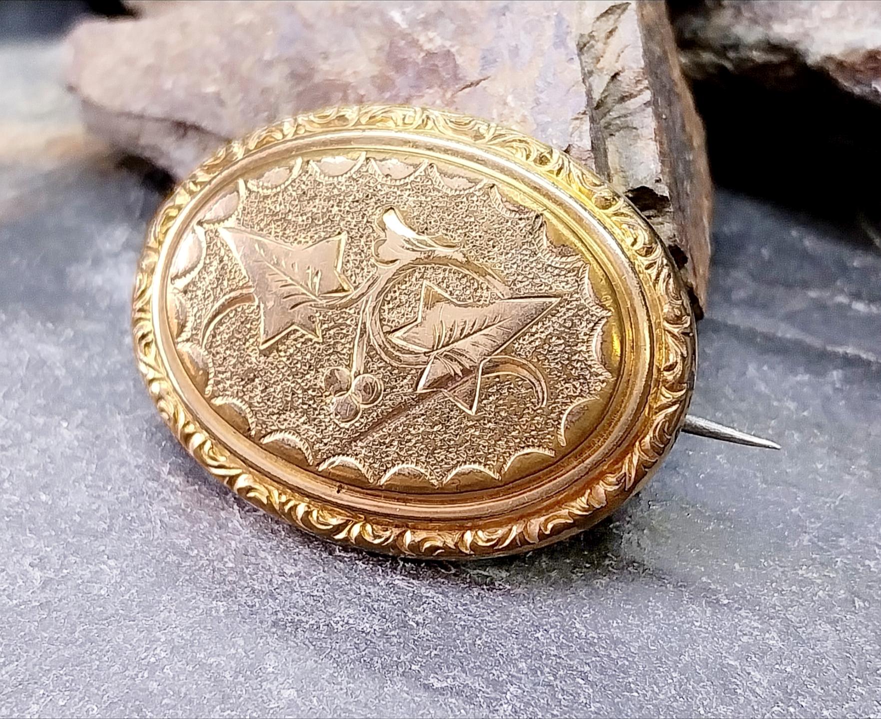 Victorian HOLLY & IVY BROOCH - Christmas Gilt Design - 7.7g