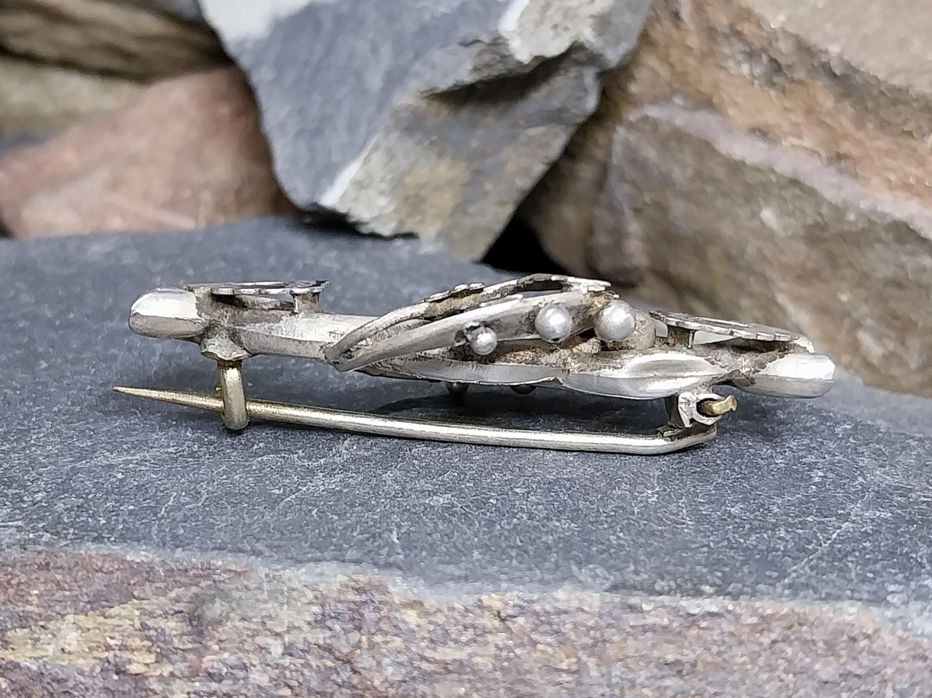 VICTORIAN CRESCENT MOON Brooch with hearts - Hallmarked 1899 - 4.3g