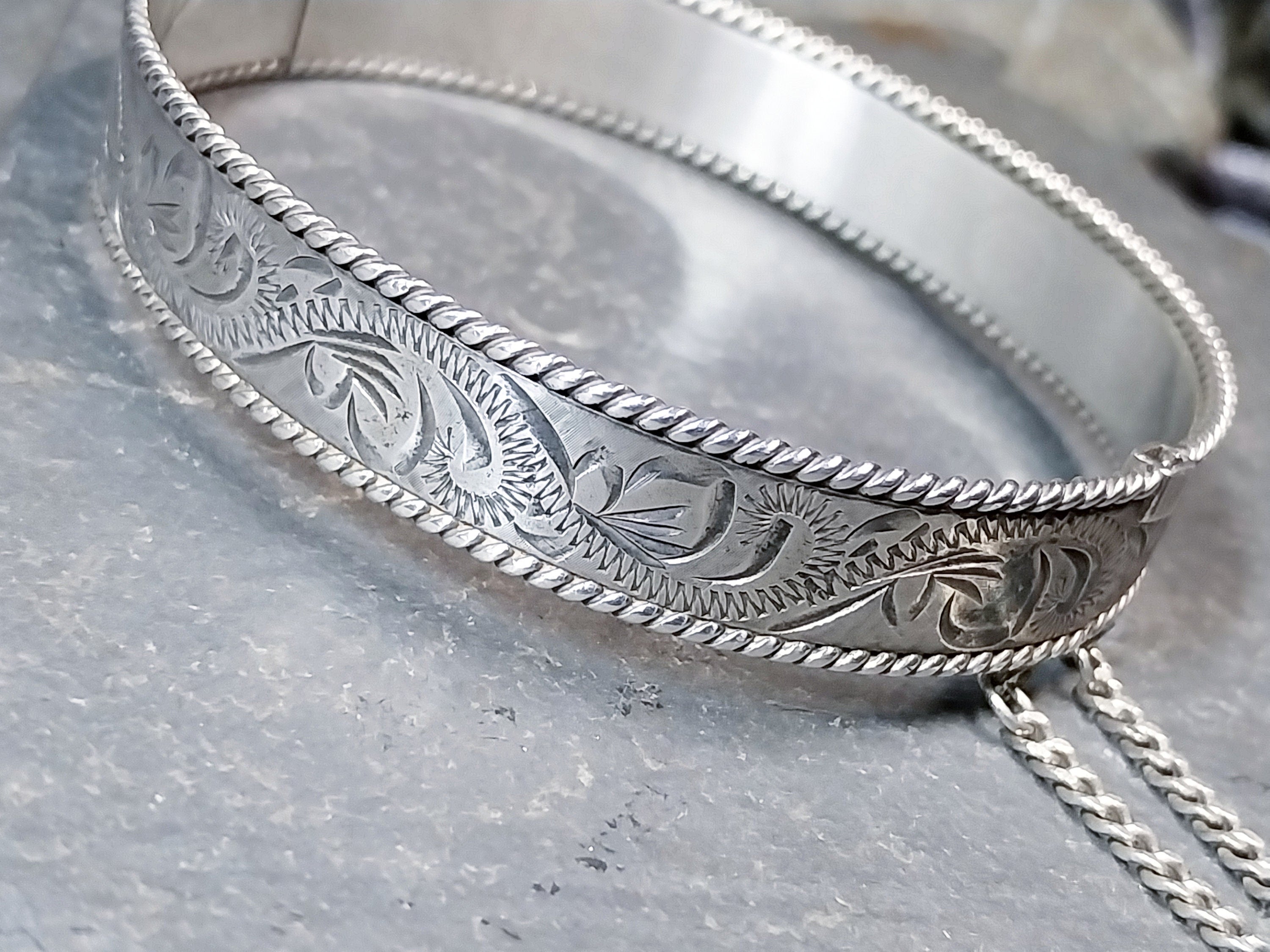 Vintage Sterling SILVER BANGLE Bracelet - c 1979 - 24.5g