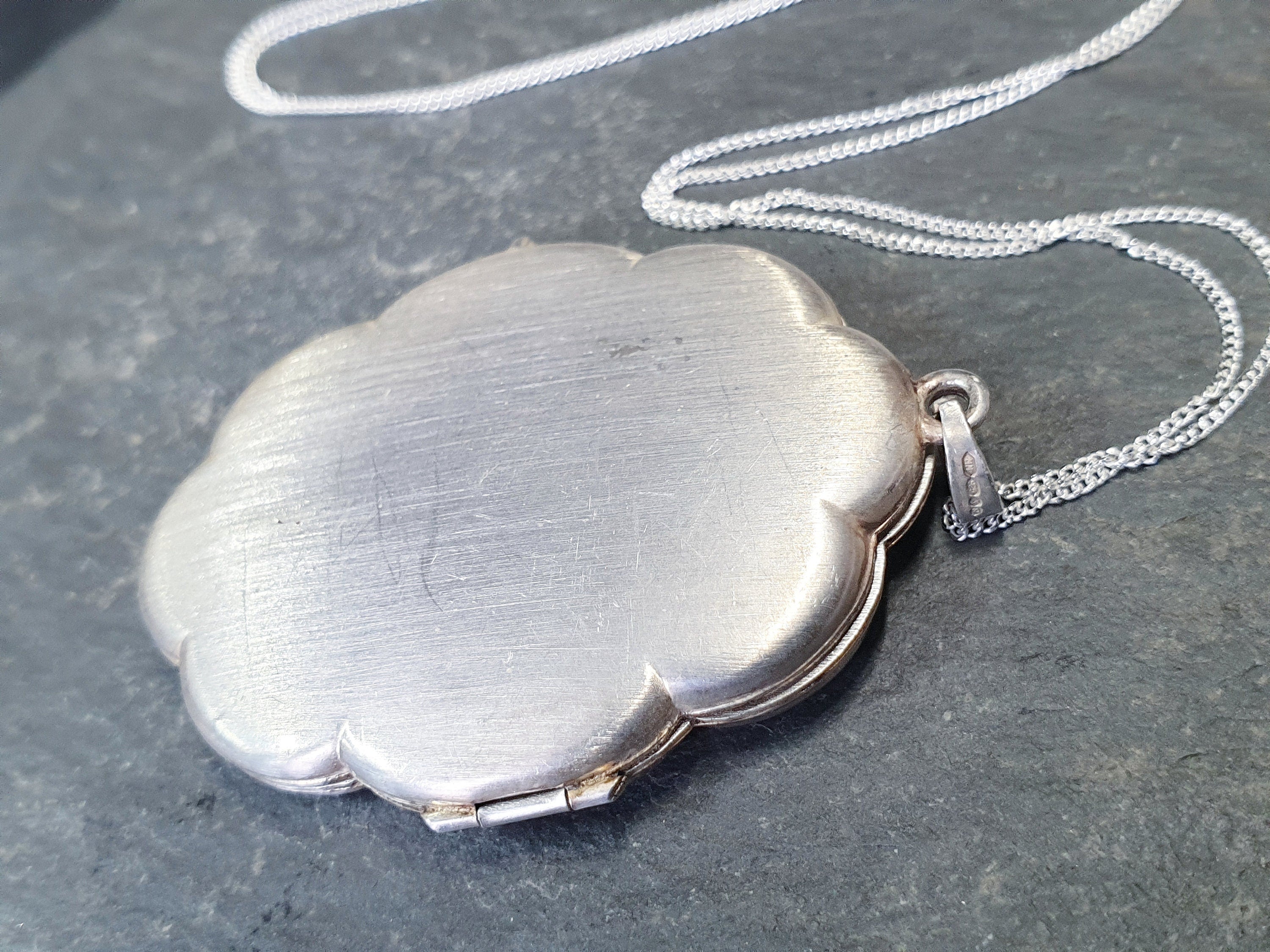 XL Silver Scalloped OVAL LOCKET Necklace with 20" Chain - 9.4g