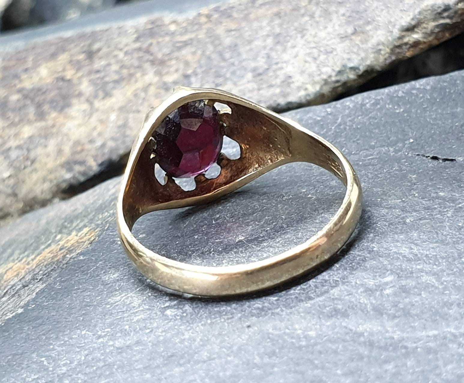 9ct GOLD Garnet 10 Claw Solitaire Gypsy Ring - Size uk T (us 9.5) - 3.2g