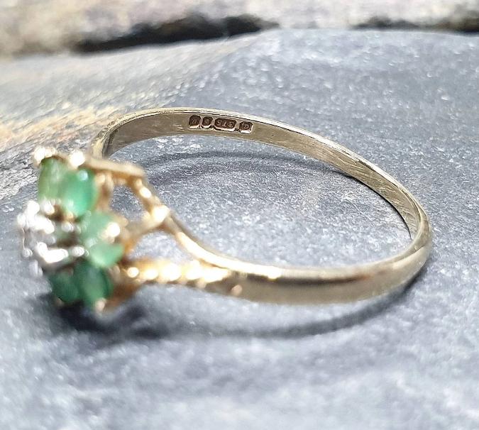 9ct GOLD RING - with Emerald Green Gemstones & Diamond - Size uk M (us 6) - 1.1g
