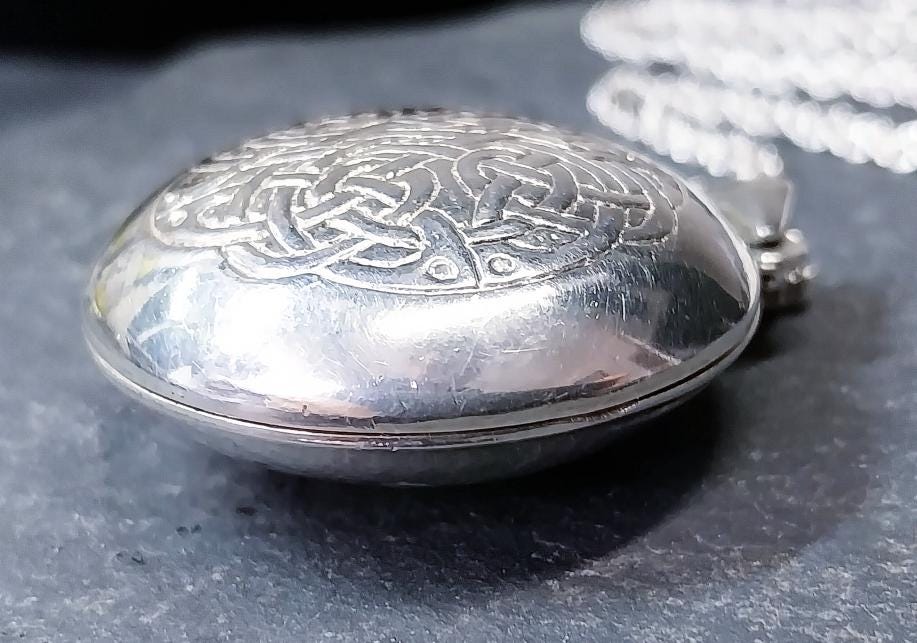 Large Silver Circular CELTIC LOCKET with Verse on 24" Chain - 15.2g