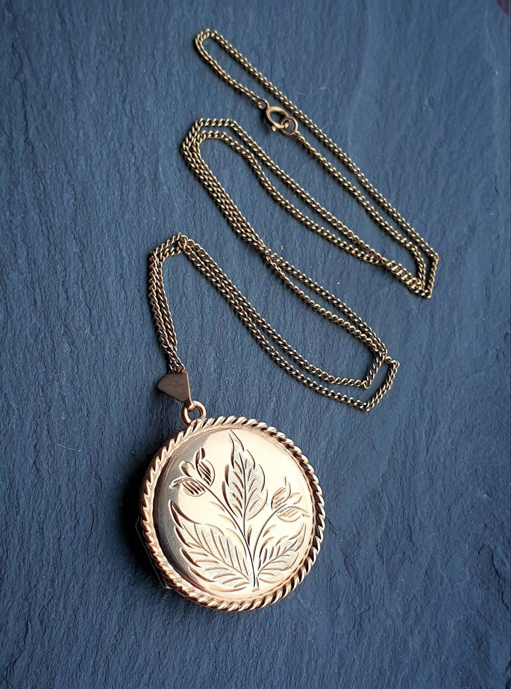 Large 9ct GOLD LOCKET - Circle with Tulip Flowers on 20" Chain - 12.9g