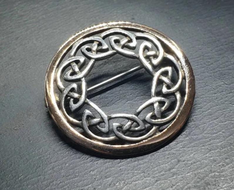 SILVER CELTIC Infinity Knot Brooch with Rose Surround - 4.8g
