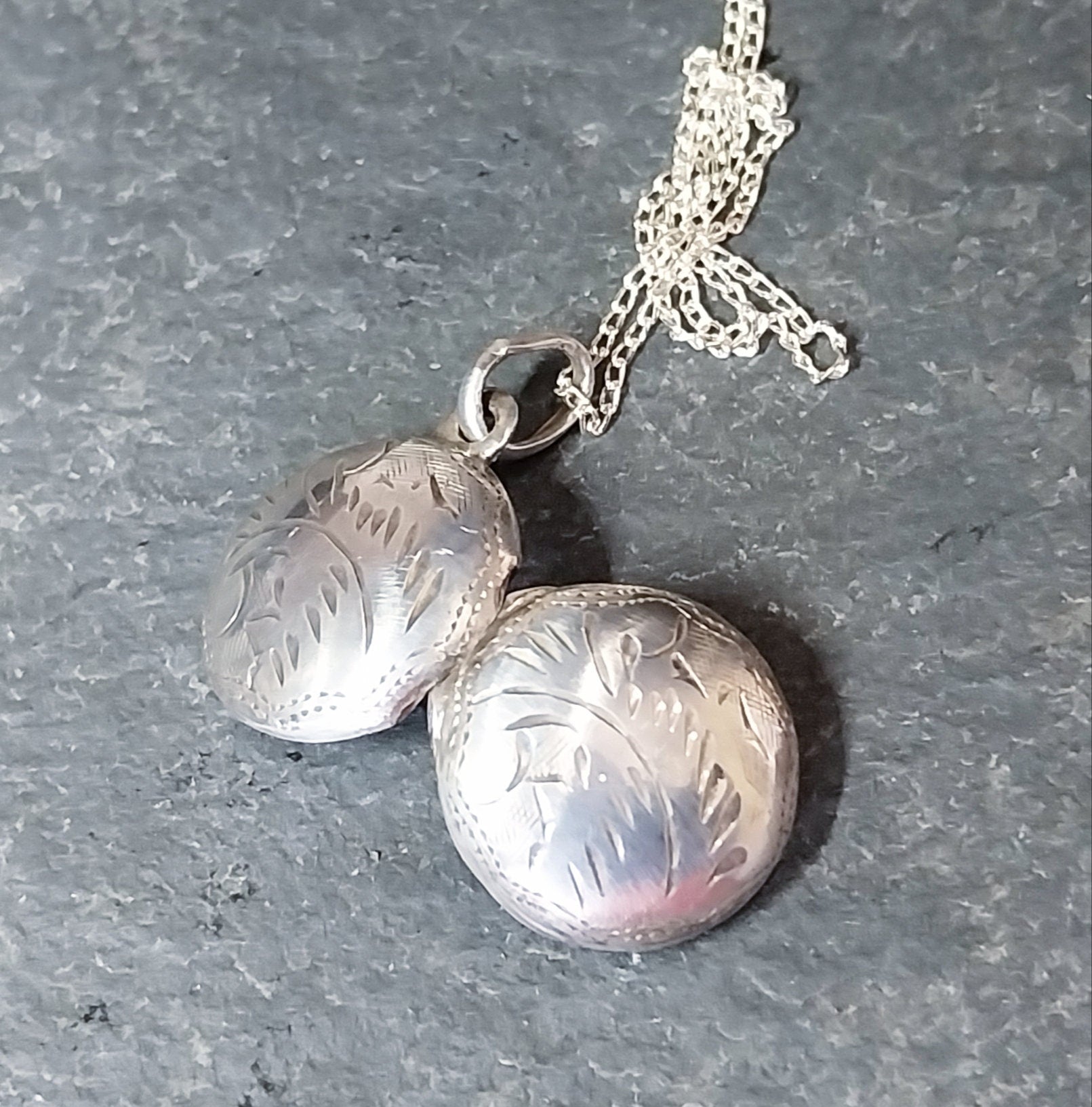 Vintage Small SILVER LOCKET - Circular on 16" Chain - 2.5g