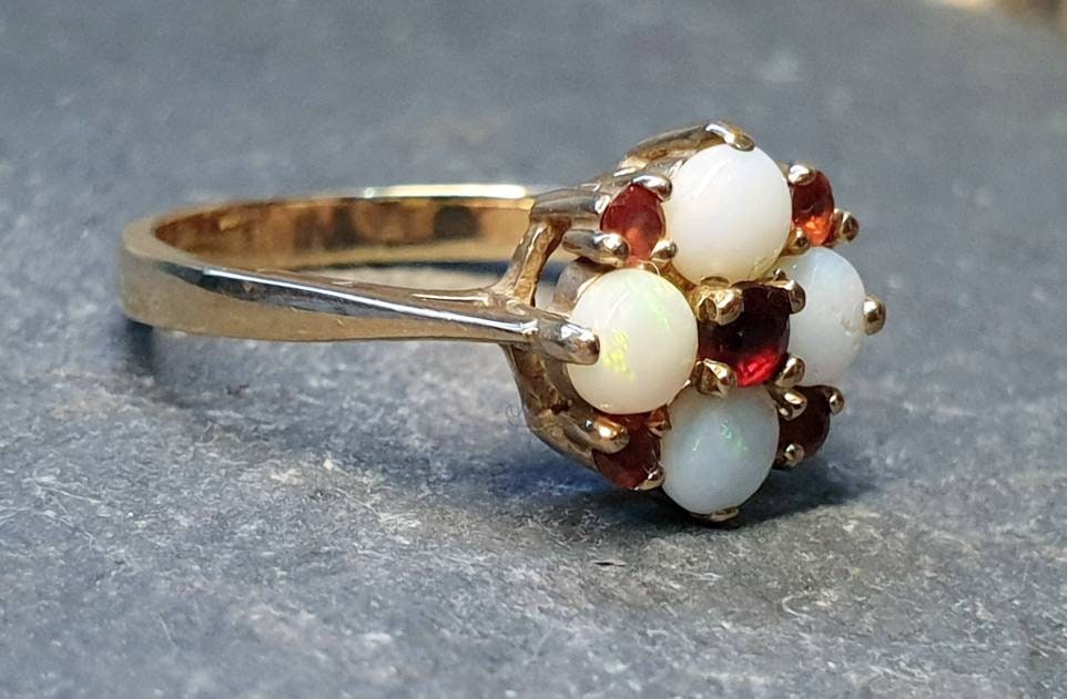 9ct GOLD Fire Opal & Garnet Ring - Size uk O (us 7) - Hallmarked - 2.6g