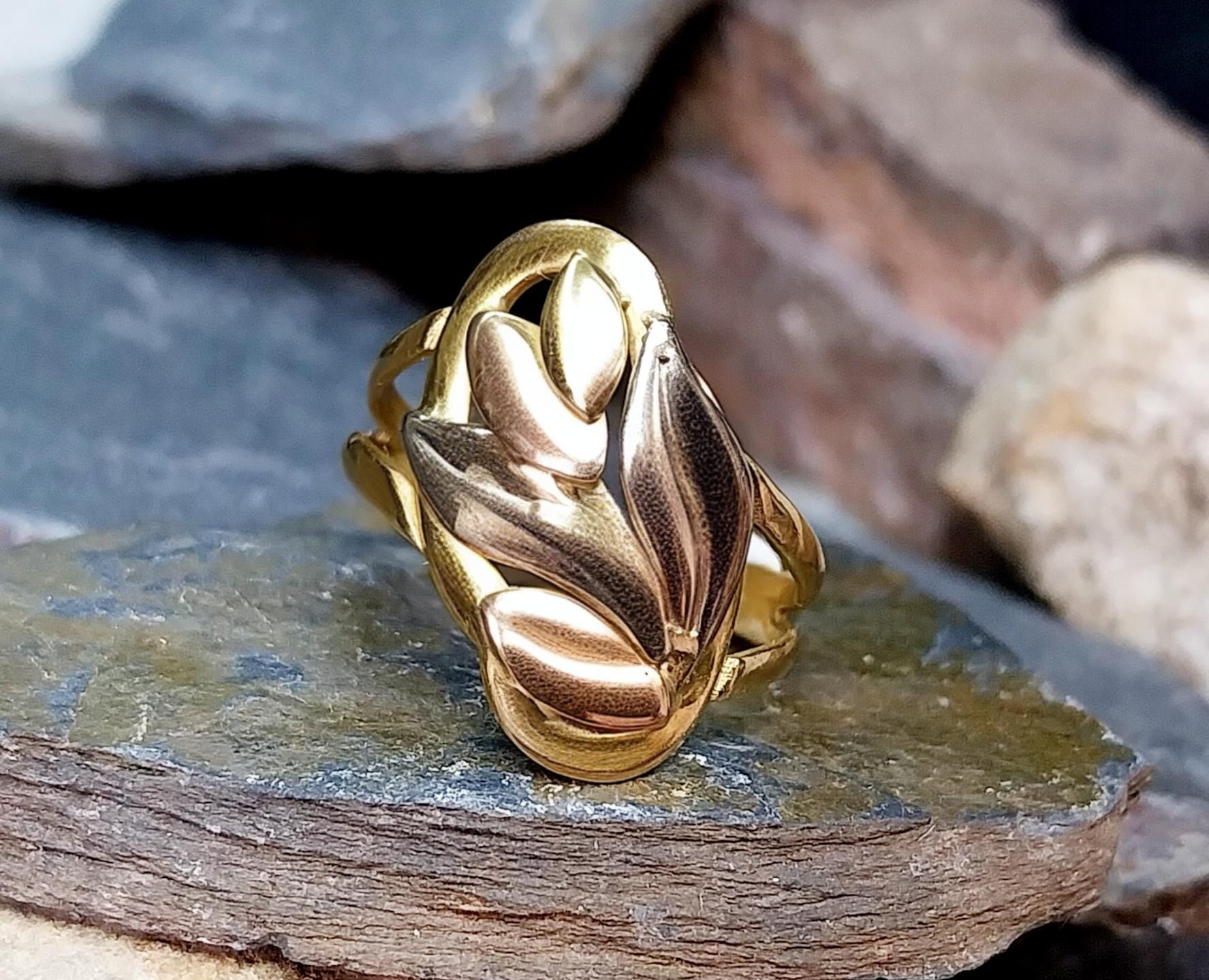 18ct GOLD RING with 3 Coloured Leaf Design - Size uk P 1/2 (us 8) - 2.9g