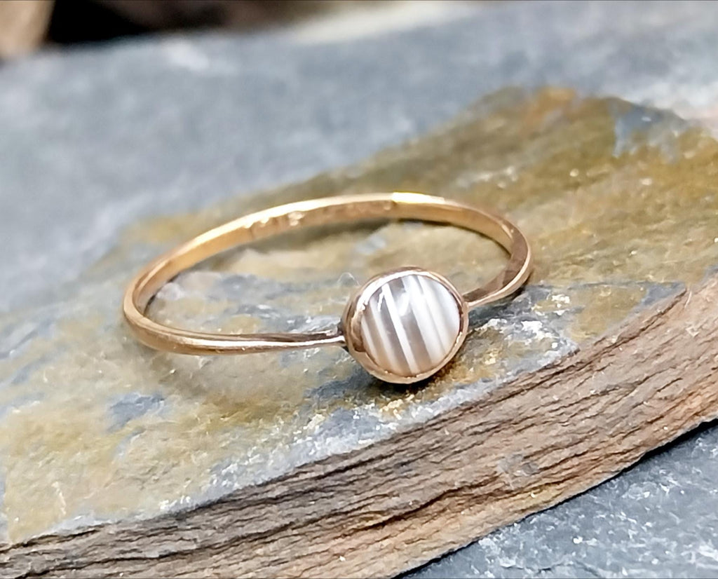 Antique Victorian 9ct Gold BANDED AGATE Ring - Size uk N (us 6.5) - 0.6g