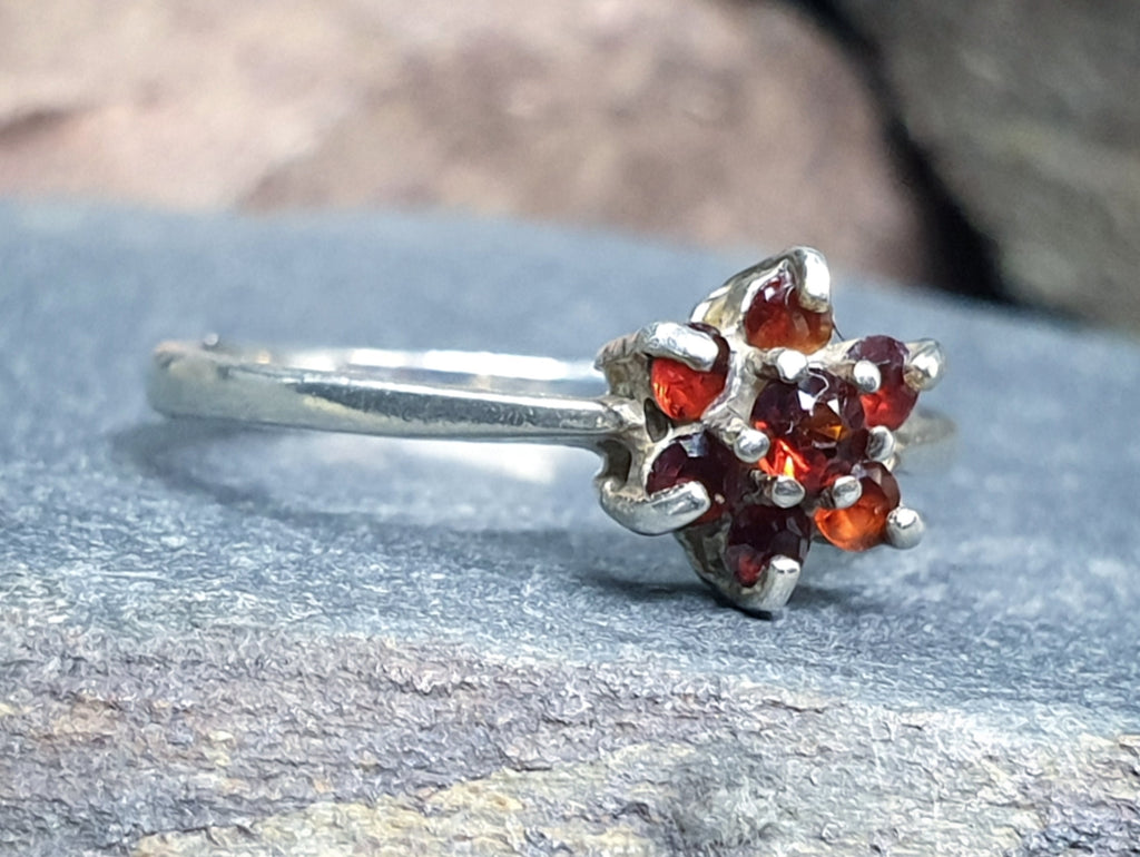 SILVER RING with Garnet Cluster, hallmarked 1977 - uk size N (us 6.5) - 6.4g
