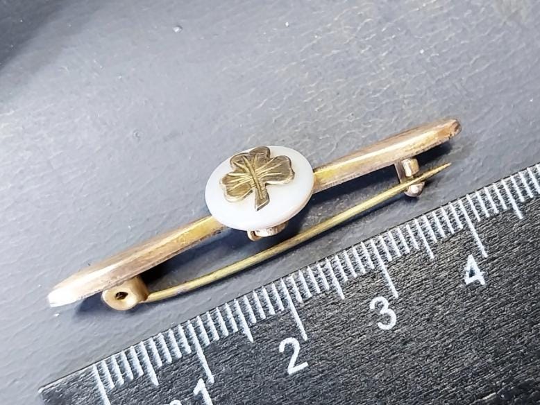 Vintage Three Leaf Clover Brooch -  on Mother of Pearl - 1.9g