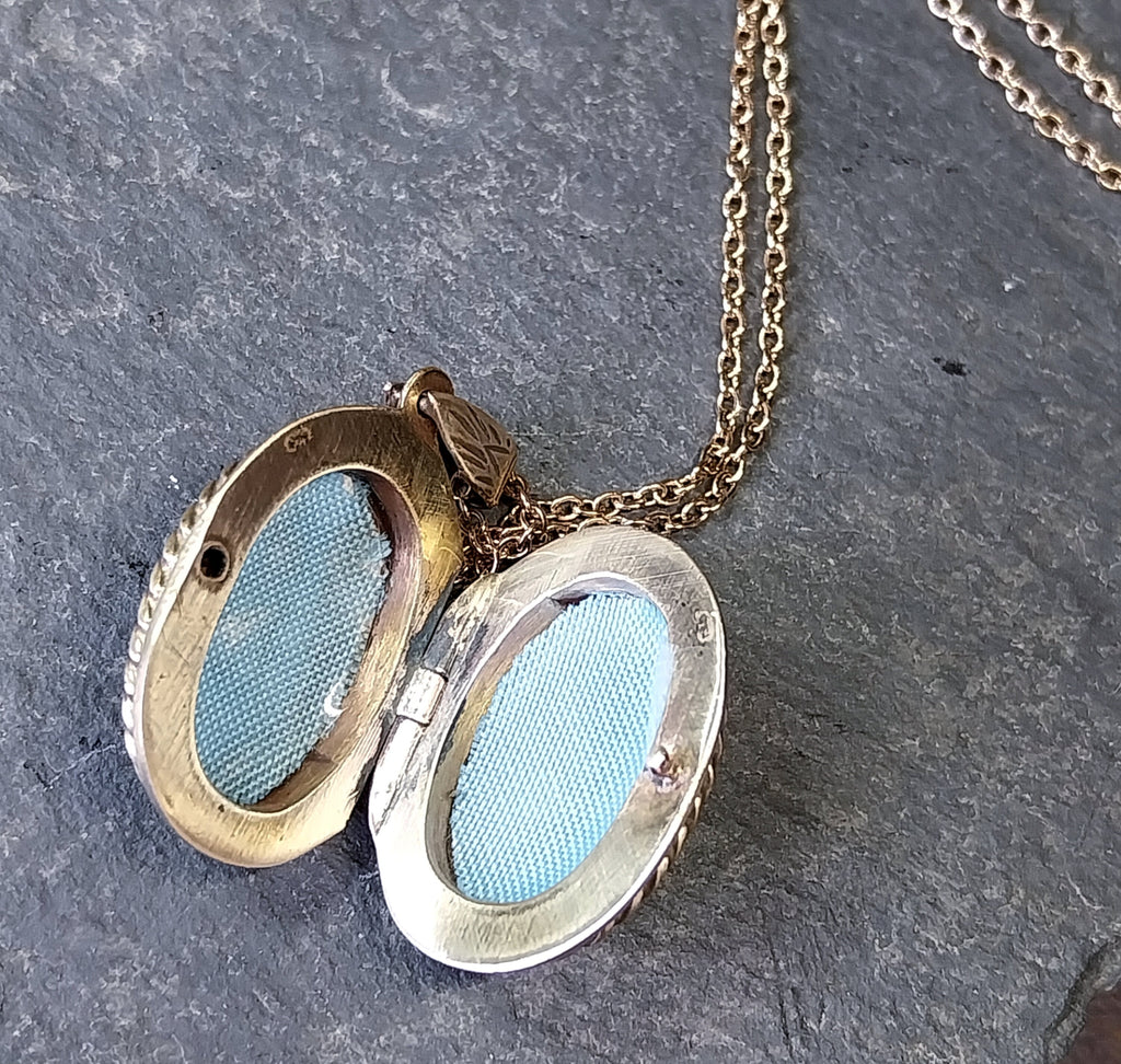 ANTIQUE Oval Wide LOCKET  - Pinchbeck Gilt on 18" Chain - 8.4g