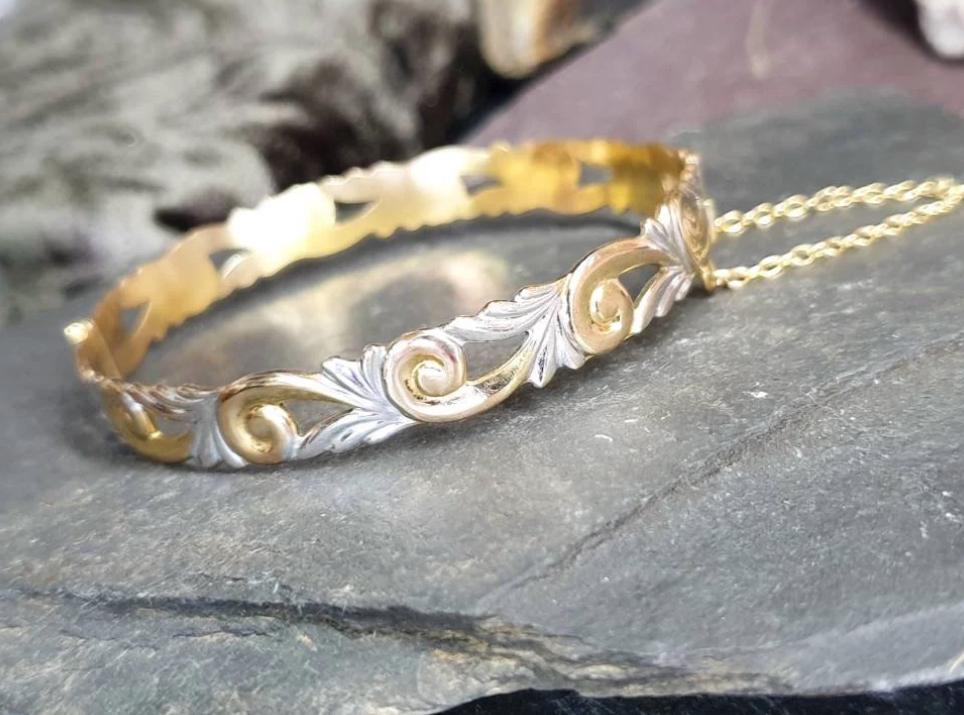 Vintage 9ct Rolled GOLD BANGLE - Beautiful Scroll with Safety Chain - 11.6g