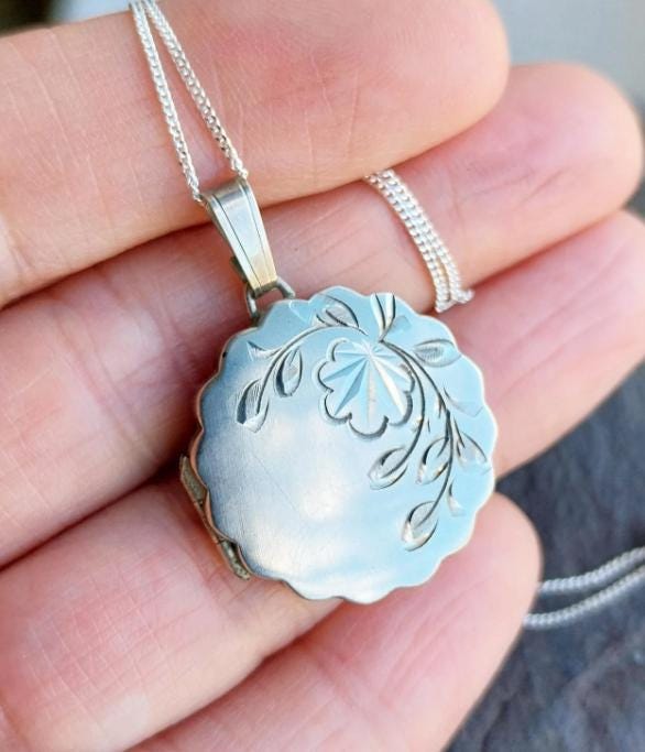Vintage Silver Circular LOCKET Necklace with Crimped Edge on 18" Chain - 4.3g