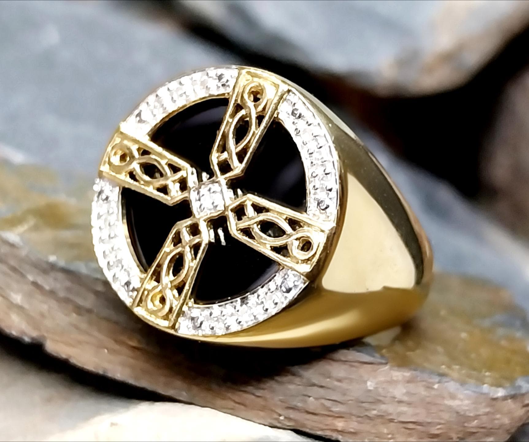 9ct GOLD RING with Onyx & DIAMOND Celtic Cross - Size uk R (us 8.5) - 5.7g