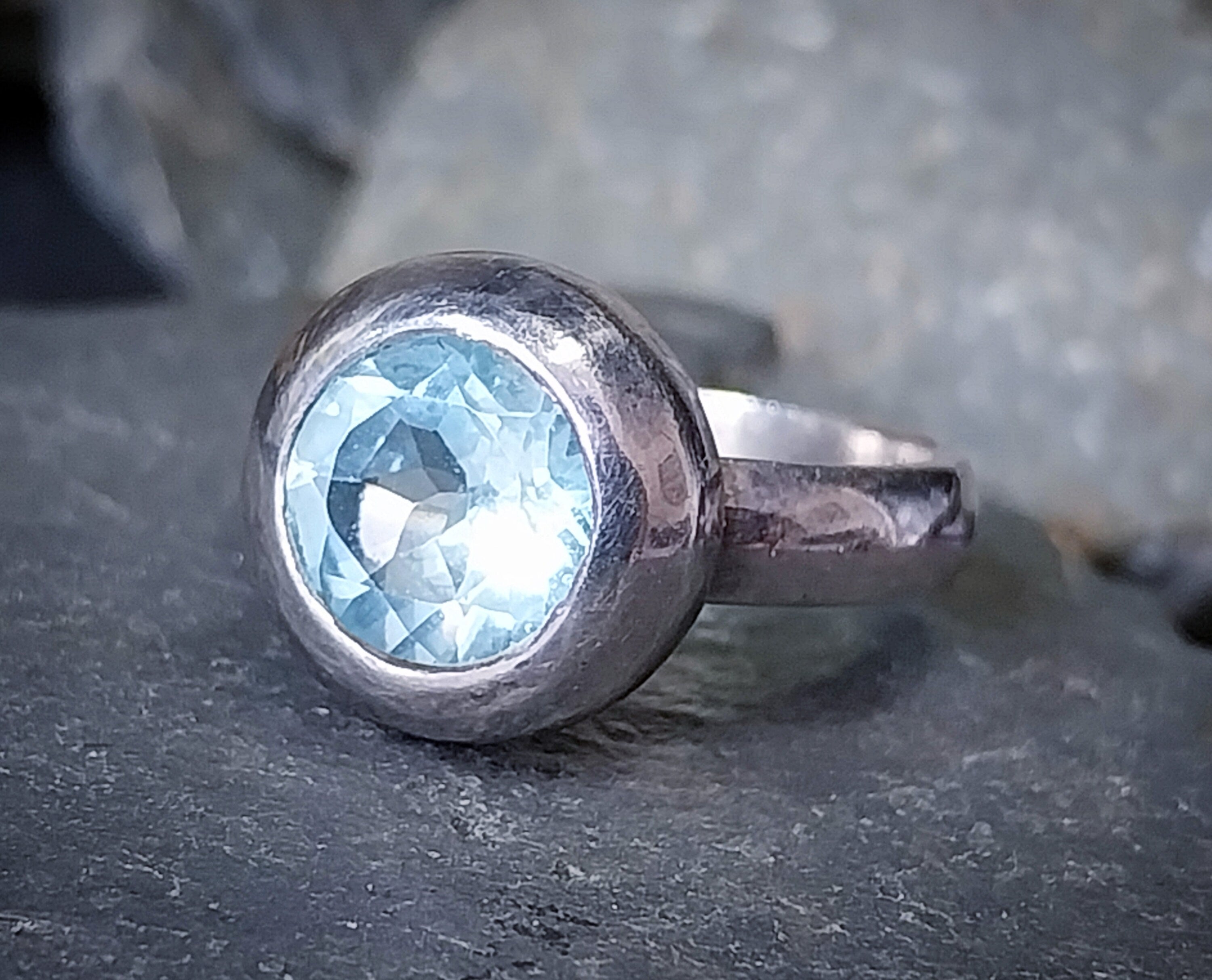 Vintage Blue Topaz RING - Sterling Silver- uk size M (us 6) - 5.4g