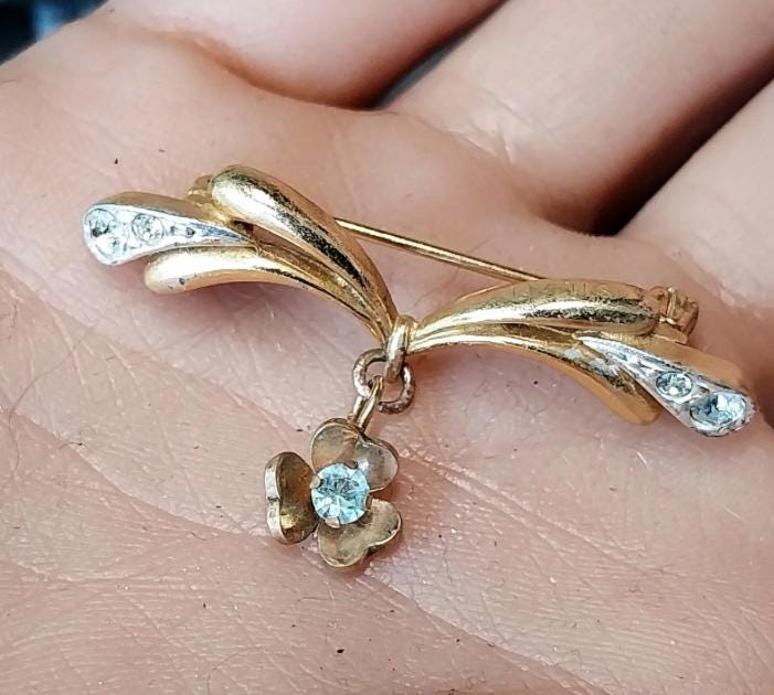 Vintage Three Leaf Clover Brooch -  with Pale Blue Stone - 4.8g