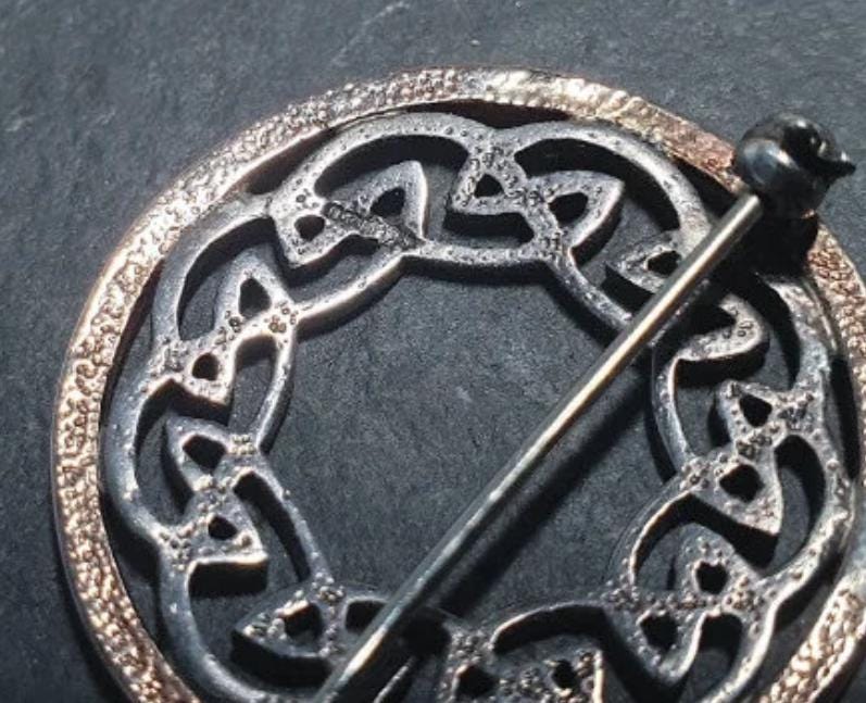 SILVER CELTIC Infinity Knot Brooch with Rose Surround - 4.8g