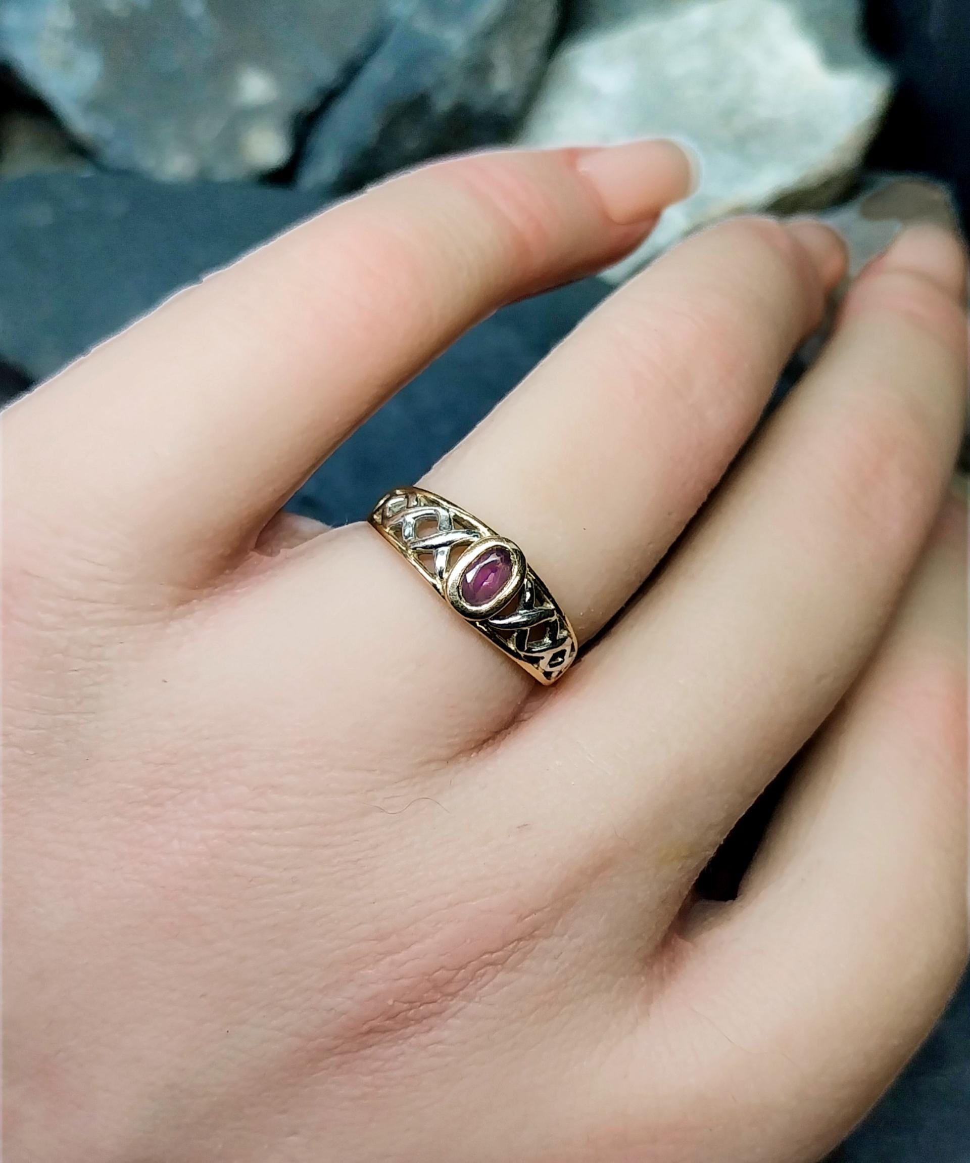 9ct GOLD CELTIC Ring with Purple Amethyst - Trinity Knot - Size uk K (us 5) - 1.8g