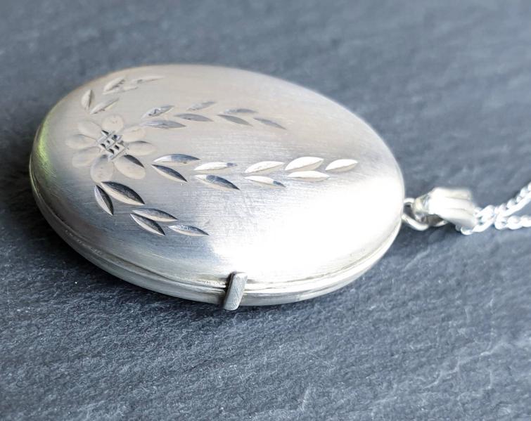 Vintage STERLING SILVER Oval LOCKET -Etched Flower with 18" Chain - 4.1g