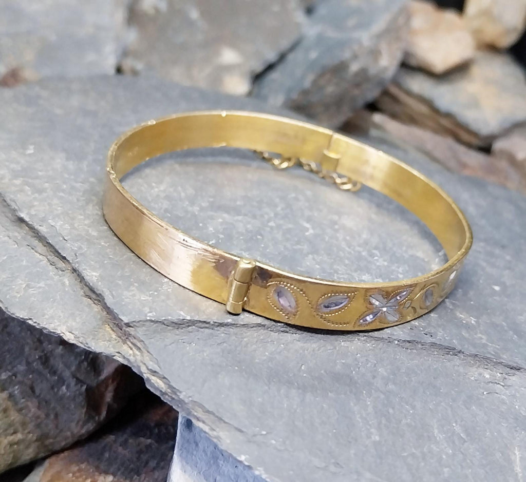 Vintage 9ct Rolled GOLD BANGLE - White Floral Design with Safety Chain - 13.3g