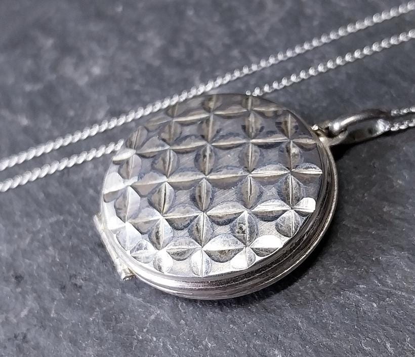 Large Silver Circular LOCKET with Four Leaf Clover Pattern on 18" Chain - 5.7g