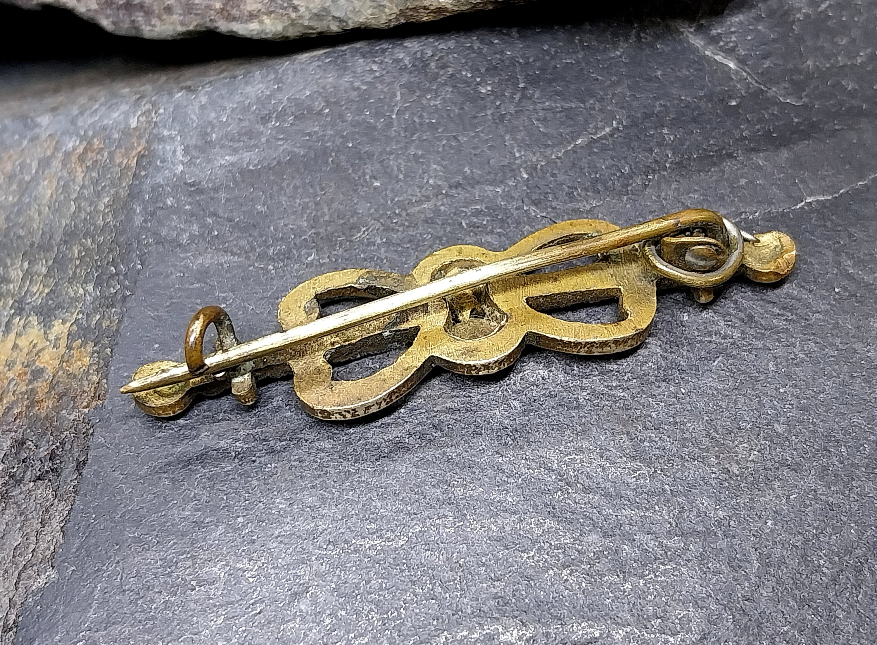 Victorian BOW BROOCH - pinchbeck with Paste Stone - 3.3g