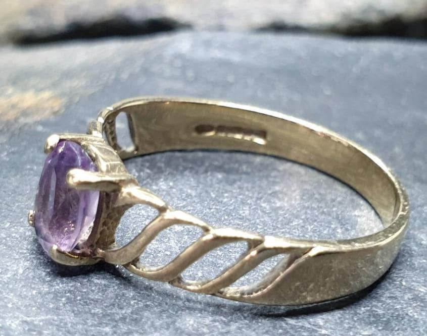 9ct GOLD AMETHYST Ring  - Size uk P (us 7.5) - 2g
