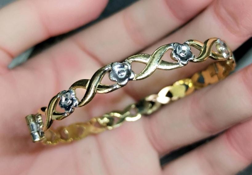 Vintage 9ct Rolled GOLD BANGLE with White Flowers - 6.9g