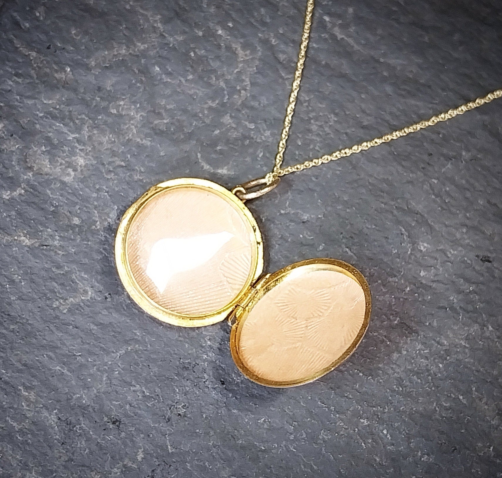 9ct GOLD Circle LOCKET - Chester c 1954 with 18" Chain - 2.5g