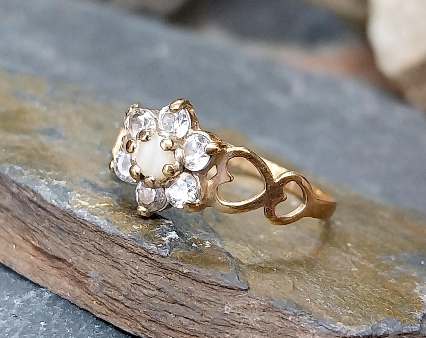 9ct GOLD RING - Flower Cluster with Milky Opal - Size uk N (us 6.5) -1.2g