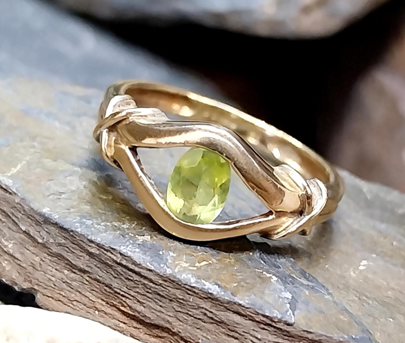9ct GOLD Green Peridot Gemstone Ring - Size uk N (6.5) - 2.3g