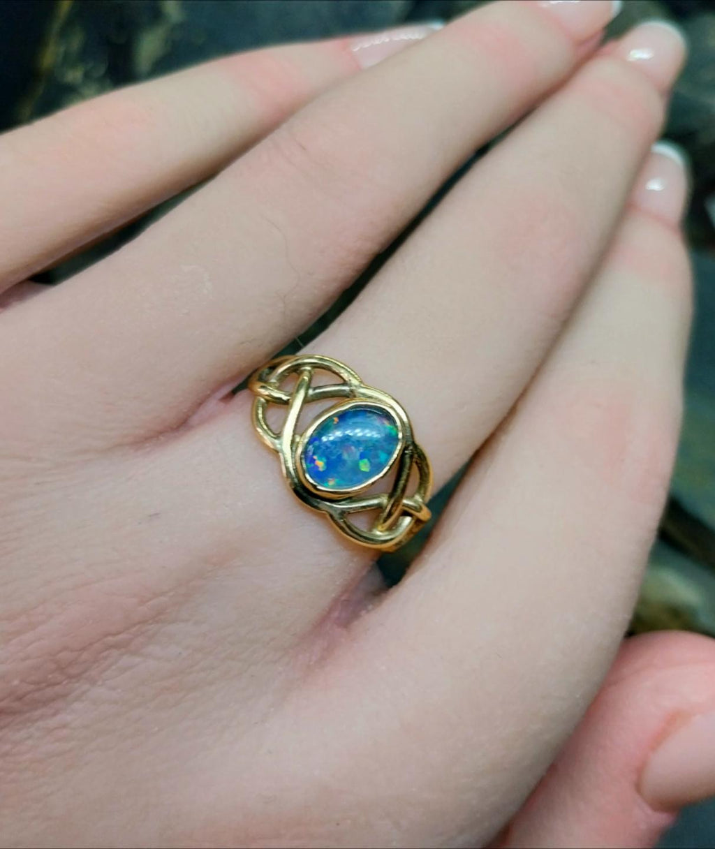 9ct Gold CELTIC Black Opal Ring - Size uk R (us 8.5) - 2.7g