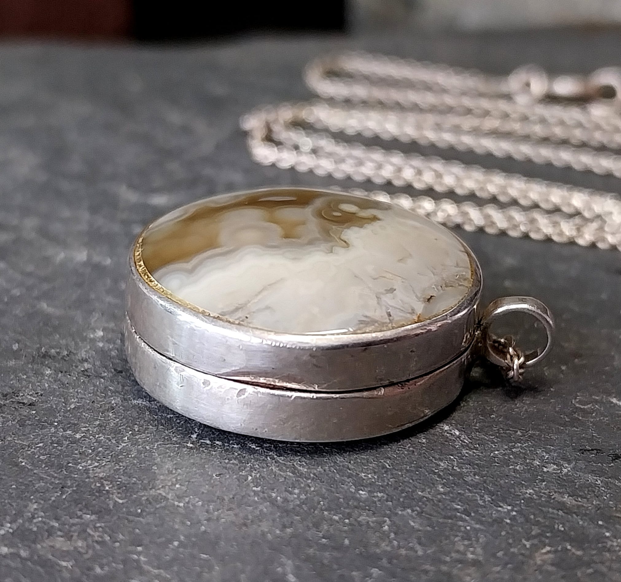 Vintage Sterling Silver Agate Circle Locket - 18" chain - 10.3g
