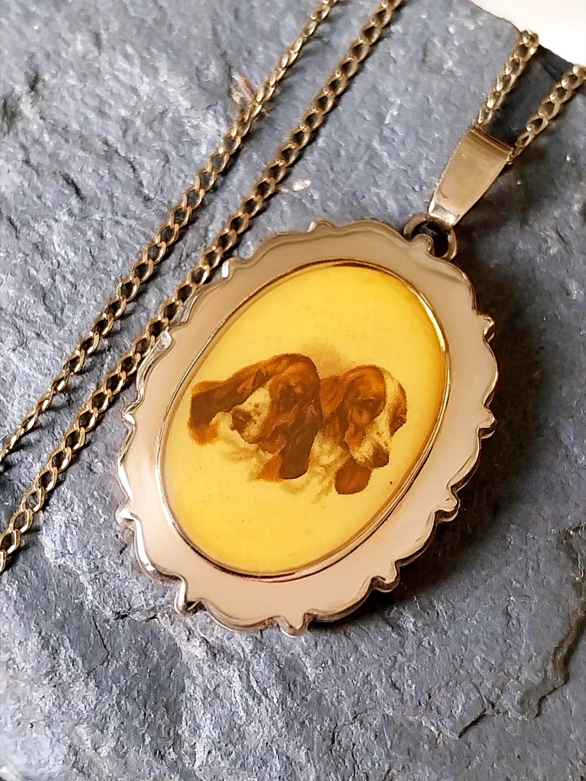 Large 9ct GOLD OVAL LOCKET Necklace - Basset Hound Dog Portrait on 18" chain - 10.1g