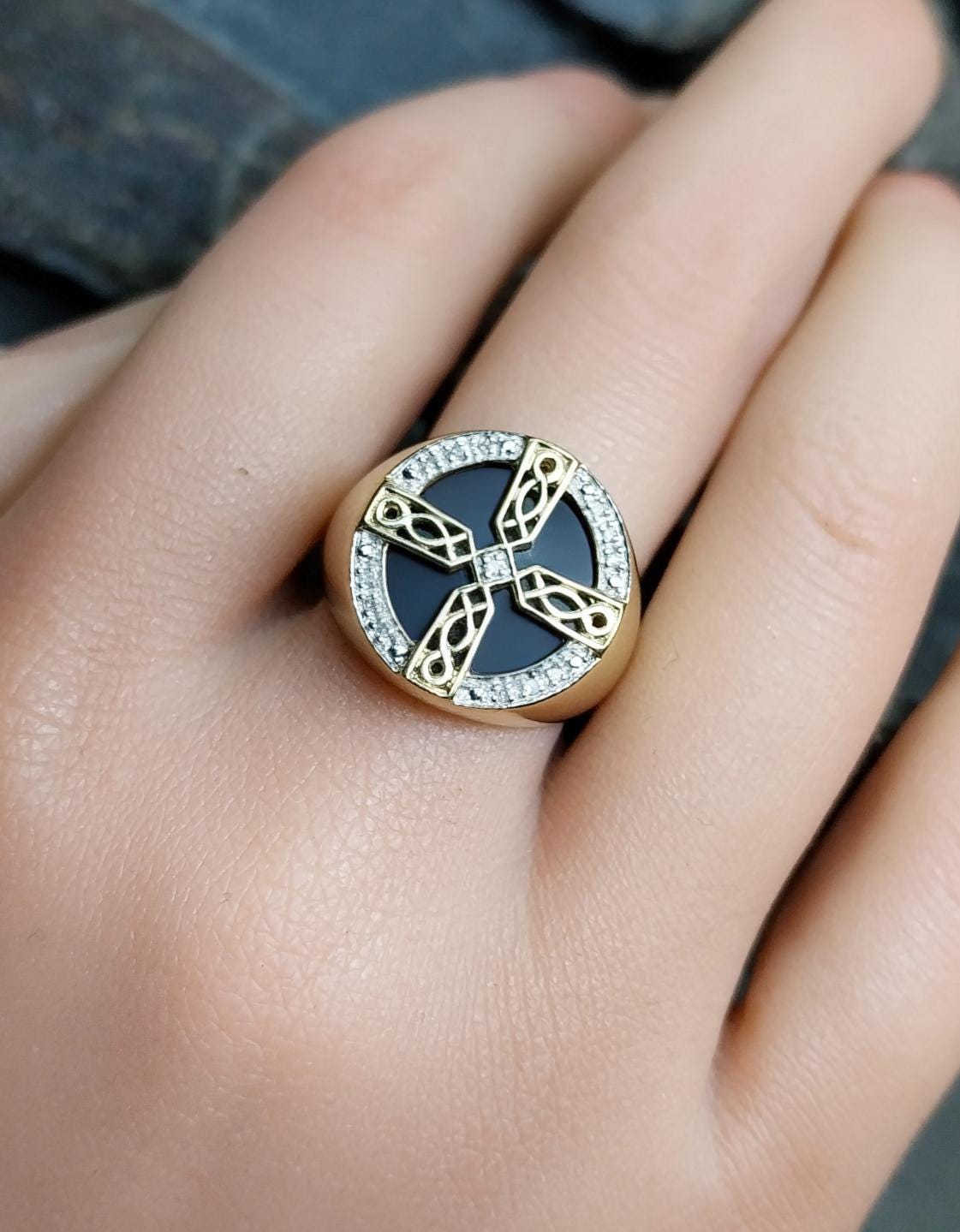 9ct GOLD RING with Onyx & DIAMOND Celtic Cross - Size uk R (us 8.5) - 5.7g