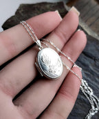 Vintage SILVER OVAL LOCKET - with Single Rose on 18" Chain - 3.2g