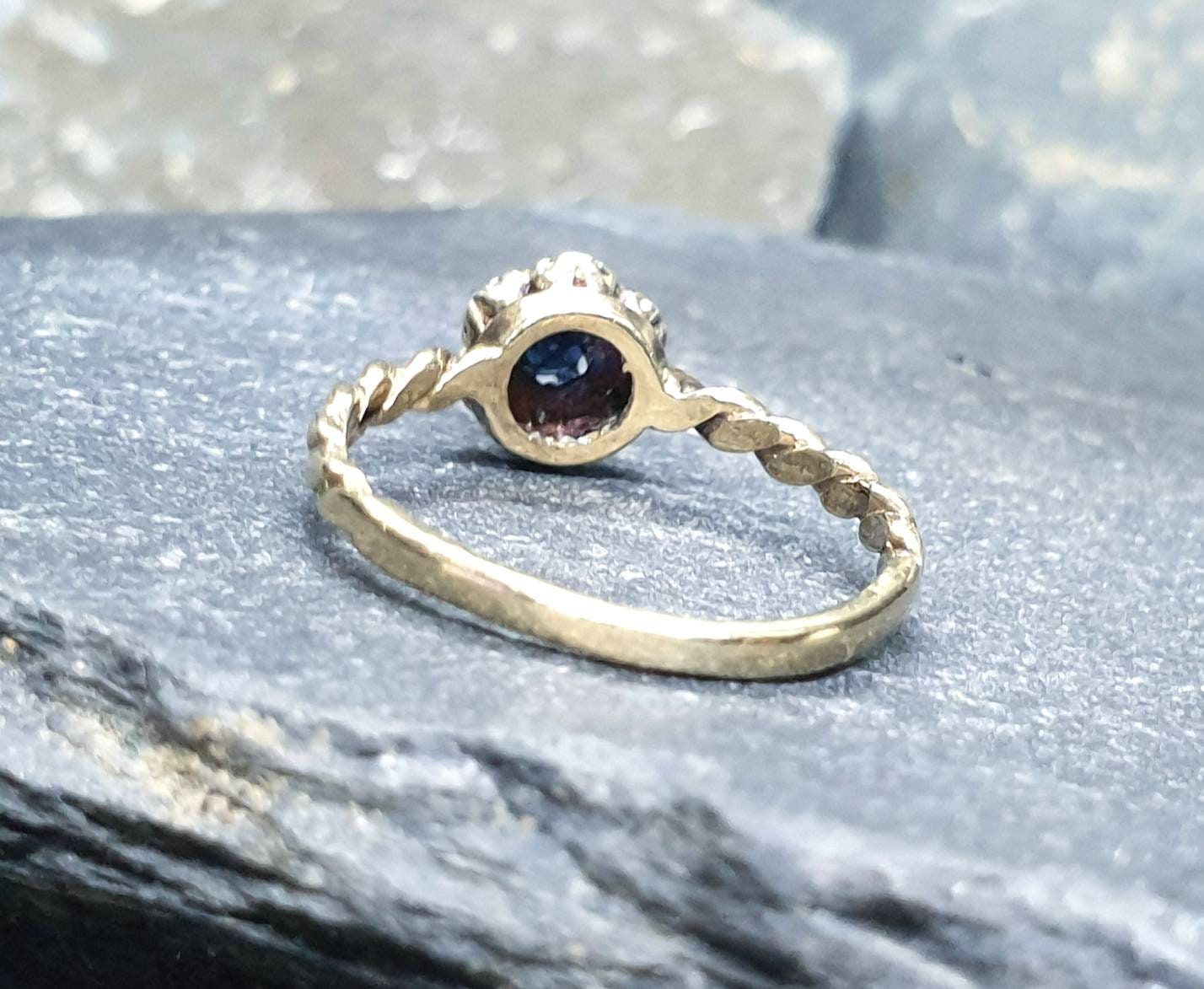 9ct GOLD RING with Sapphires& Diamonds - Size uk N (us 6.5) - 1.8g