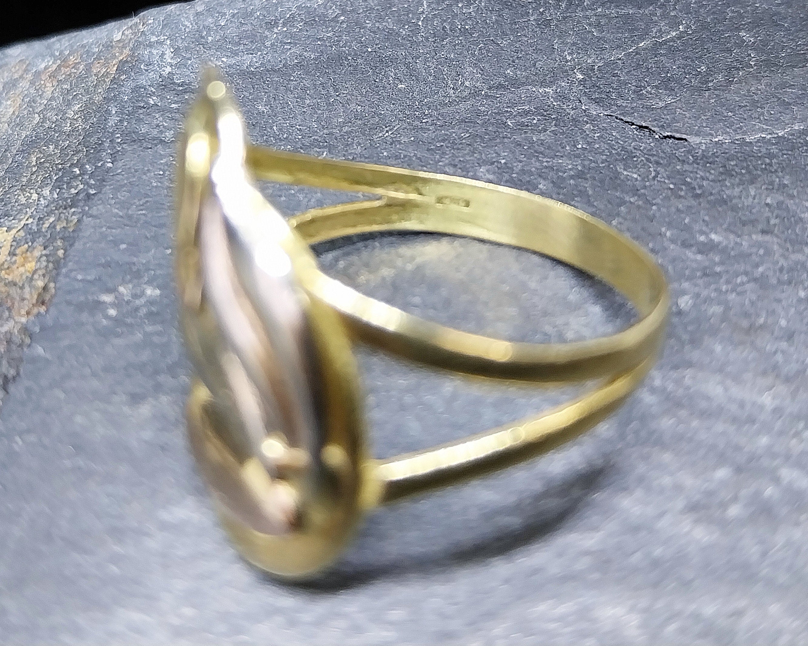 18ct GOLD RING with 3 Coloured Leaf Design - Size uk P 1/2 (us 8) - 2.9g