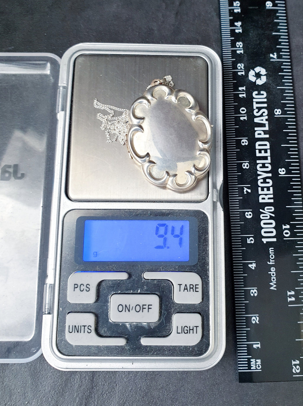 XL Silver Scalloped OVAL LOCKET Necklace with 20" Chain - 9.4g